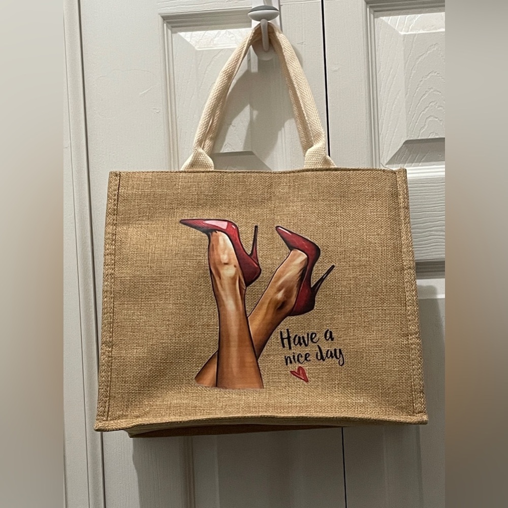 Stylish Tan Tote Bag with Red Accents

Nice bag 11x13x7”
Clean EUC
STURDY HANDLE
